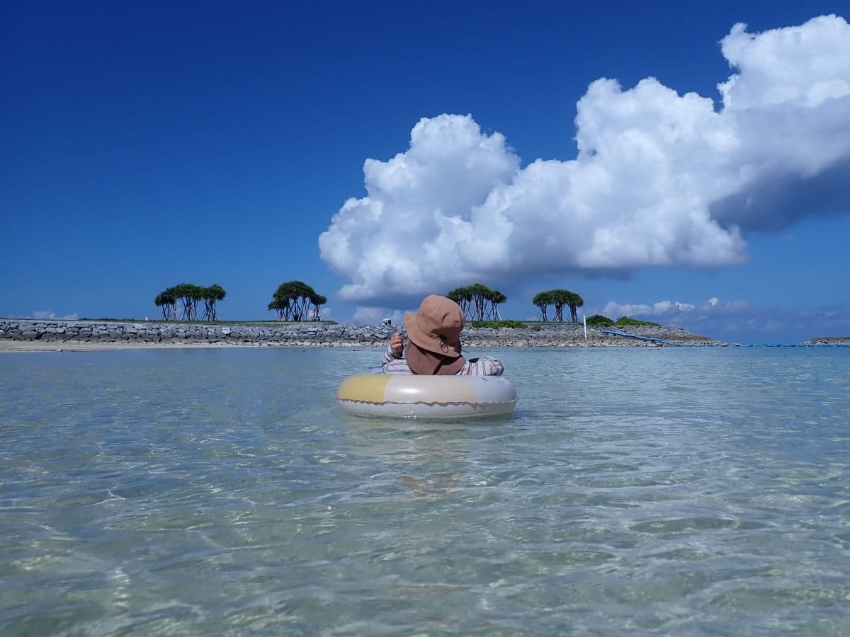 沖縄のエメラルドビーチにて子どもと海遊び