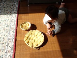 干し芋を狙う生後8ヵ7