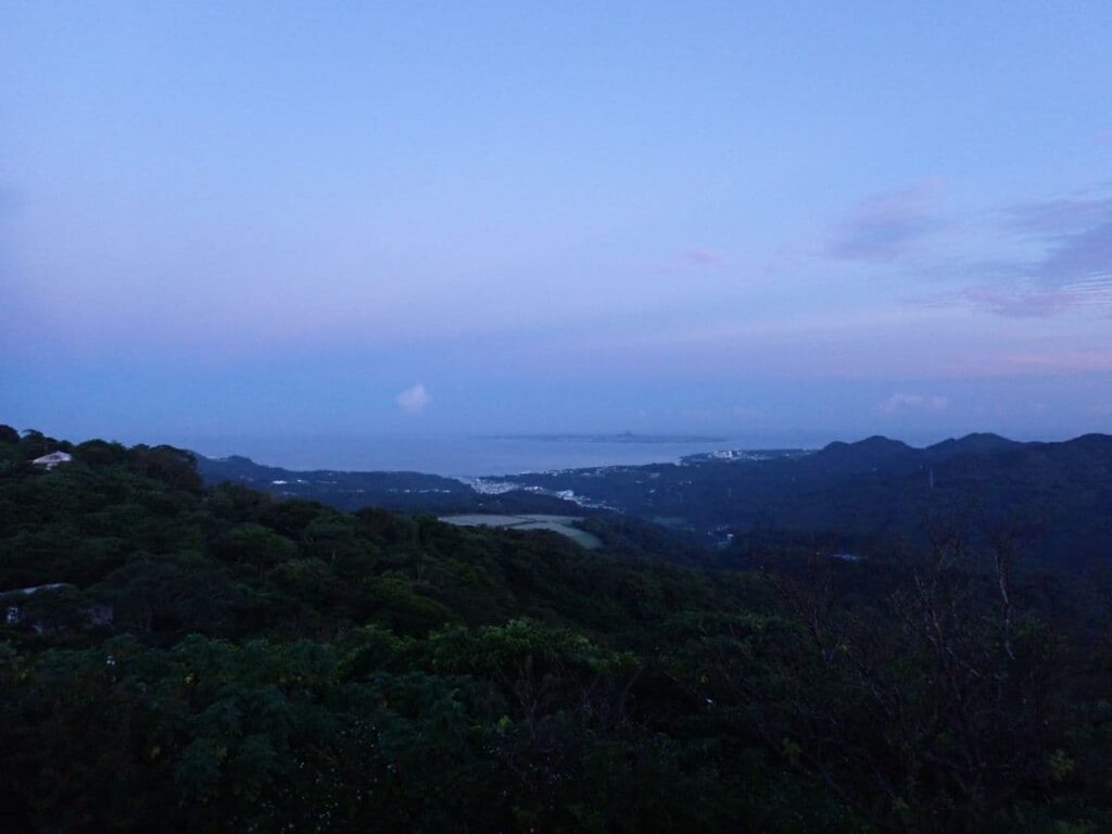 沖縄の夜明け