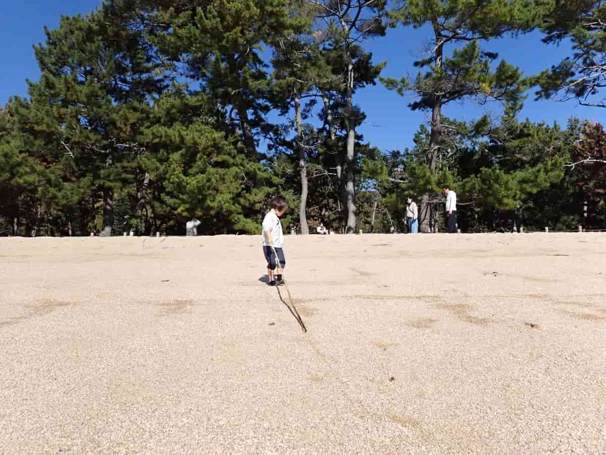 呉市倉橋島桂浜の砂浜で遊ぶ子ども